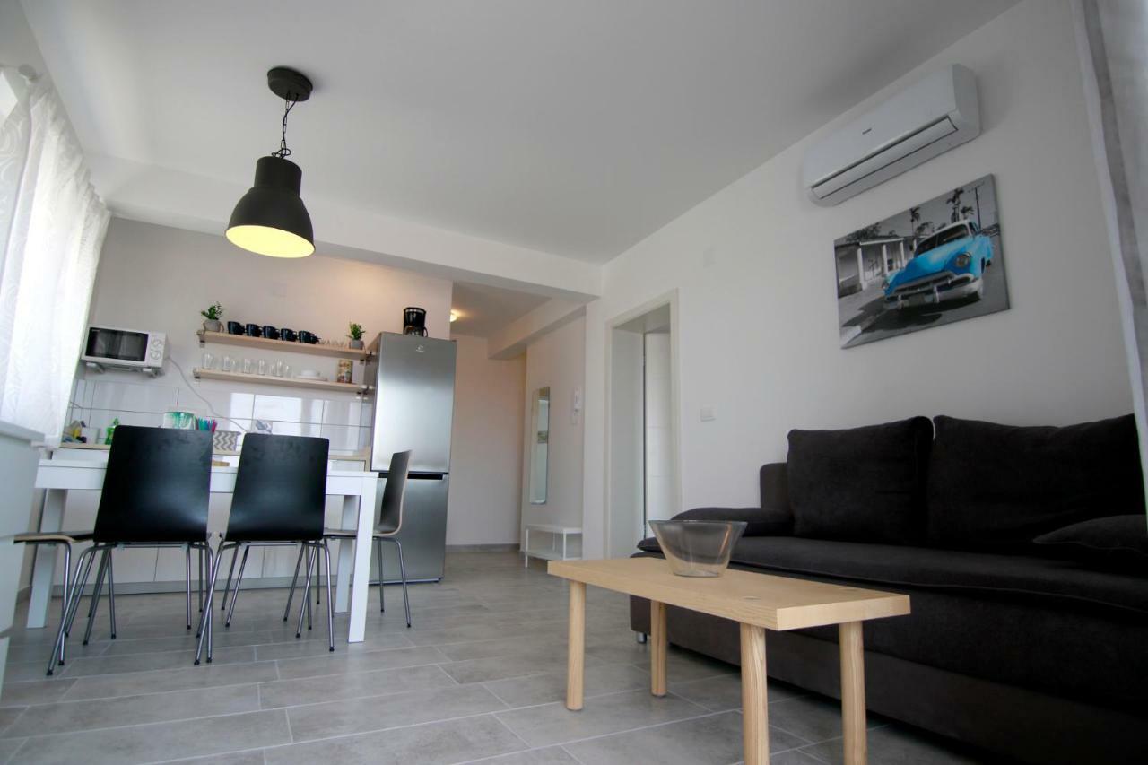 Apartments Luna Novalja Exterior photo