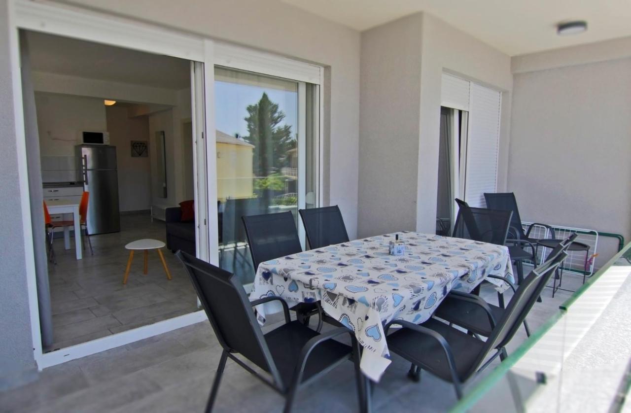 Apartments Luna Novalja Exterior photo